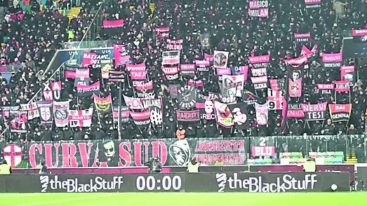 La curva del Milan durante la partita a Udine (foto Petrussi)