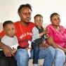 Kingsey Cola con la sua famiglia nella casa di via San Giovanni (Tibaldi)