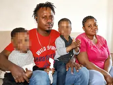 Kingsey Cola con la sua famiglia nella casa di via San Giovanni (Tibaldi)