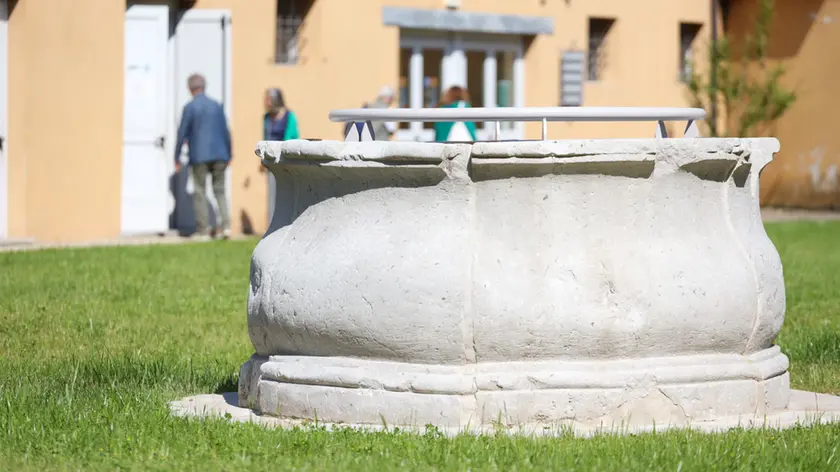 Il pozzo, oggi risistemato, in cui perse la vita il piccolo Stefano Borghes. Foto Tibaldi