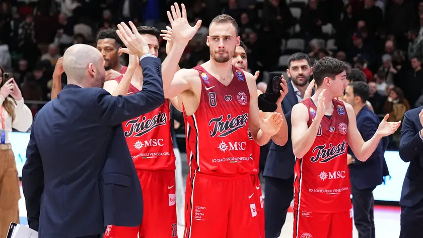 Lodovico Deangeli guida la festa della squadra dopo il successo esterno con Reggio Emilia (Ciamillo / Lasorte)