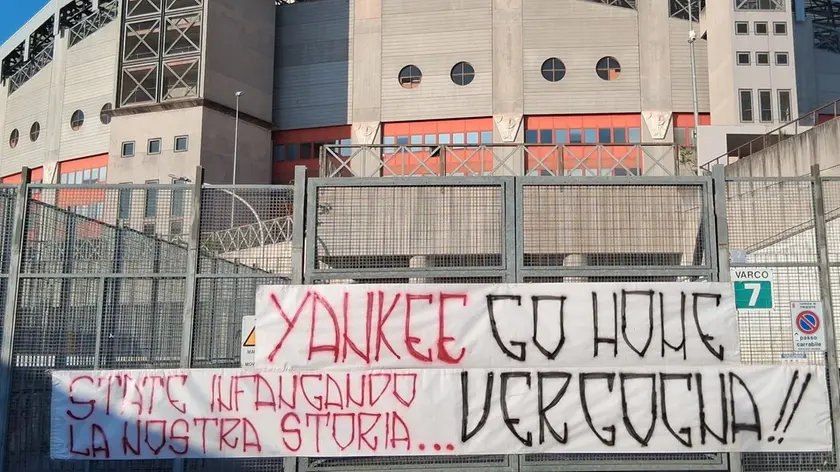 Lo striscione apparso sabato pomeriggio davanti allo stadio Rocco