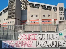 Lo striscione apparso sabato pomeriggio davanti allo stadio Rocco