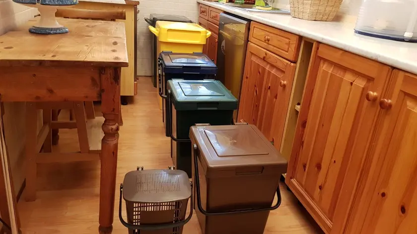 I contenitori per la raccolta differenziata a Muggia, ma adesso con le isole ecologiche si cambia