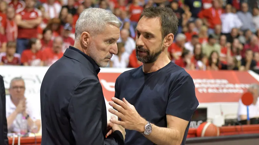 Il gm di Trieste Michael Arcieri qui con Peppe Poeta, allenatore di Brescia, durante gara-4 dei quarti di playoff (Foto Bruni)