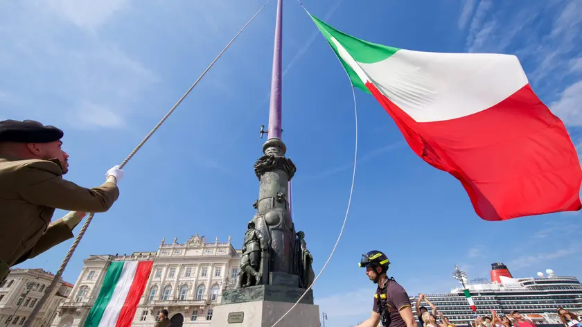 L'alzabandiera in piazza Unità a Trieste (Foto Silvano)