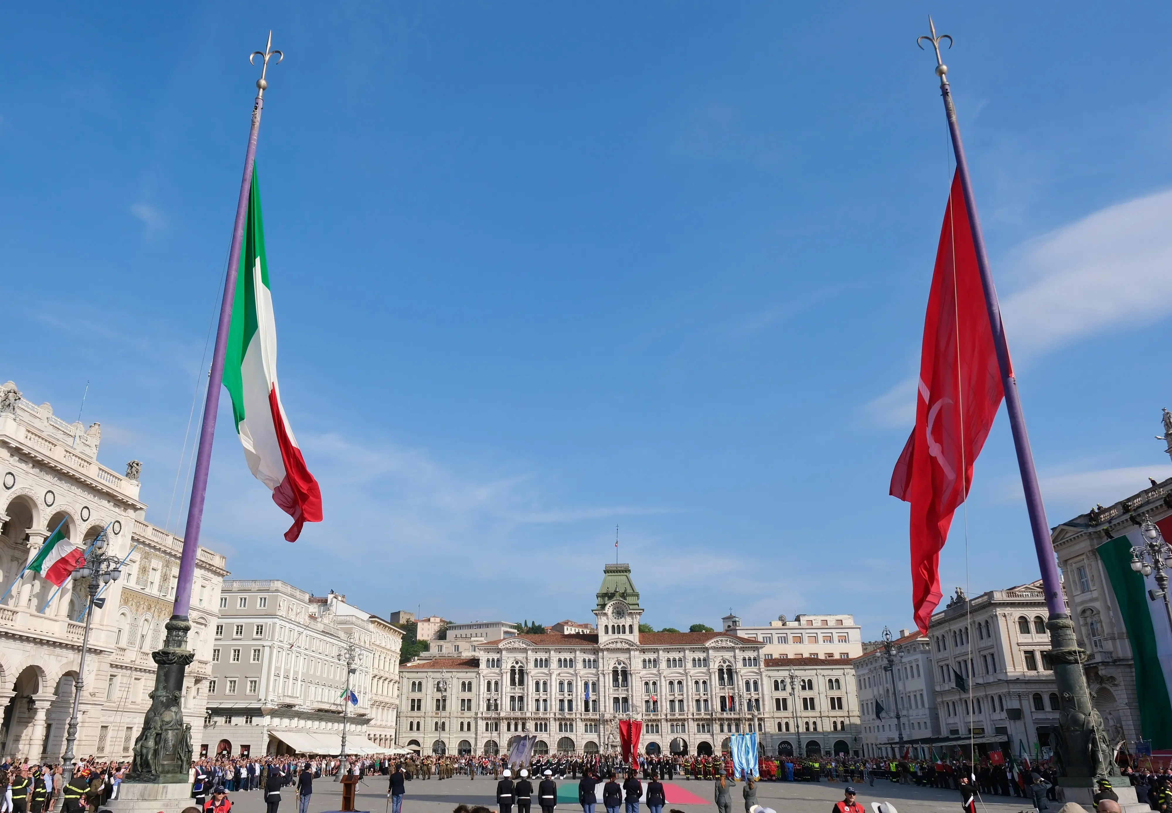 L'ammainabandiera in piazza Unità (Silvano)