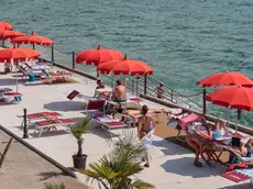 L’ingresso a mare e gli ombrelloni del “Riviera" (Lasorte)