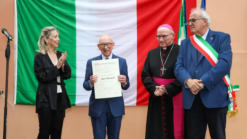 Mario Brancati riceve l’onorificenza in Prefettura (foto Daniele Tibaldi)