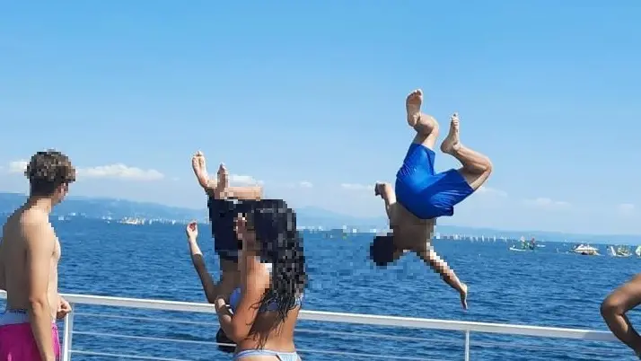 I tuffi dalla ringhiera nelle immagini circolate sui social durante il weekend