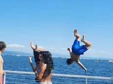 I tuffi dalla ringhiera nelle immagini circolate sui social durante il weekend