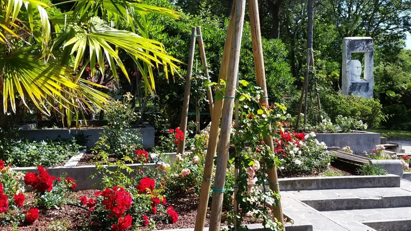 Un’immagine d’archivio della zona con il monumento dedicato a Biagio Marin