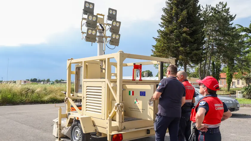 I volontari al lavoro per installare le attrezzature