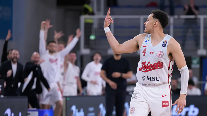 Ross esulta dopo aver segnato una tripla nella gara-2 dei quarti di playoff contro Brescia (Foto Ciamillo/Lasorte)