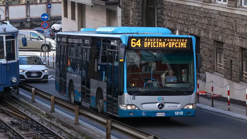 La linea 64 in via Commerciale (Lasorte)