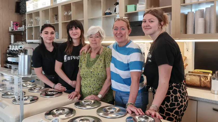 La famiglia Angelini e lo staff della gelateria Il Pinguino dietro al bancone Foto Andrea Lasorte