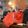 La consegna della bandiera con l’alabarda simbolo del Comune di Trieste Fotoservizio Francesco Bruni