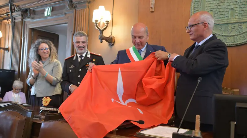 La consegna della bandiera con l’alabarda simbolo del Comune di Trieste Fotoservizio Francesco Bruni