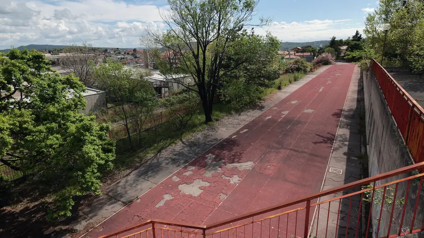 La pista di atletica leggera della scuola Biagio Marin di Servola Foto Andrea Lasorte