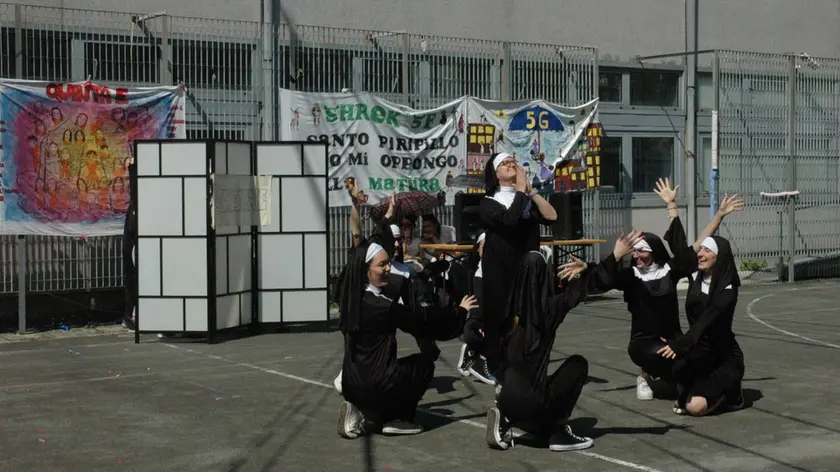 Spettacoli e giochi caratterizzano la fine dell’anno scolastico: qui alcuni studenti del Petrarca