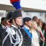 I militari dell’Arma schierati giovedì pomeriggio nella sede del 13° Reggimento a Gorizia che ha ospitato la cerimonia in ricordo dei 211 anni dalla fondazione del corpo: qui una militare in uniforme da cerimonia. Foto Daniele Tibaldi