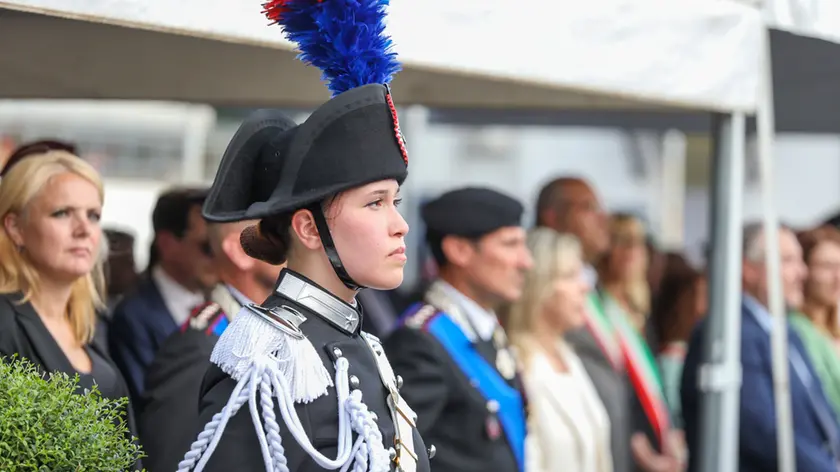 I militari dell’Arma schierati giovedì pomeriggio nella sede del 13° Reggimento a Gorizia che ha ospitato la cerimonia in ricordo dei 211 anni dalla fondazione del corpo: qui una militare in uniforme da cerimonia. Foto Daniele Tibaldi