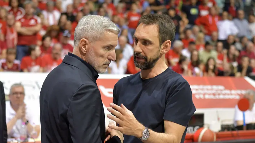 Il gm biancorosso Arcieri insieme al coach di Brescia Peppe Poeta (Foto Bruni)