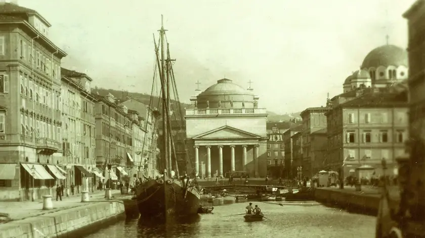 Una vista del Canale del Ponterosso e della Chiesa di Sant’Antonio Nuovo (1923) Mary Evans / AGF