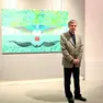 L’artista triestino Carmelo Nino Trovato di fronte a una sua opera della mostra “Mondi astrali”