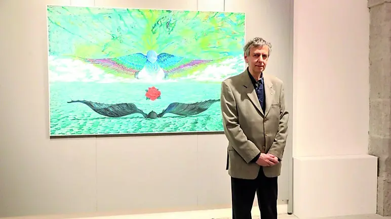 L’artista triestino Carmelo Nino Trovato di fronte a una sua opera della mostra “Mondi astrali”