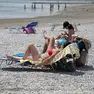 Alcuni bagnanti a Marina Julia il primo giorno di stagione balneare (Bonaventura)