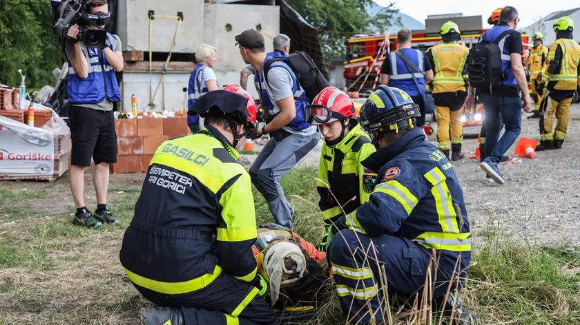 Vigili del fuoco italiani e sloveni impegnati nelle operazioni di soccorso dopo l’emergenza terremoto simulata nell’esercitazione foto Tibaldi