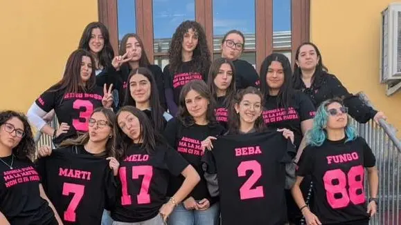 Una quinta del professionale Cossar Da Vinci con le maglie personalizzate