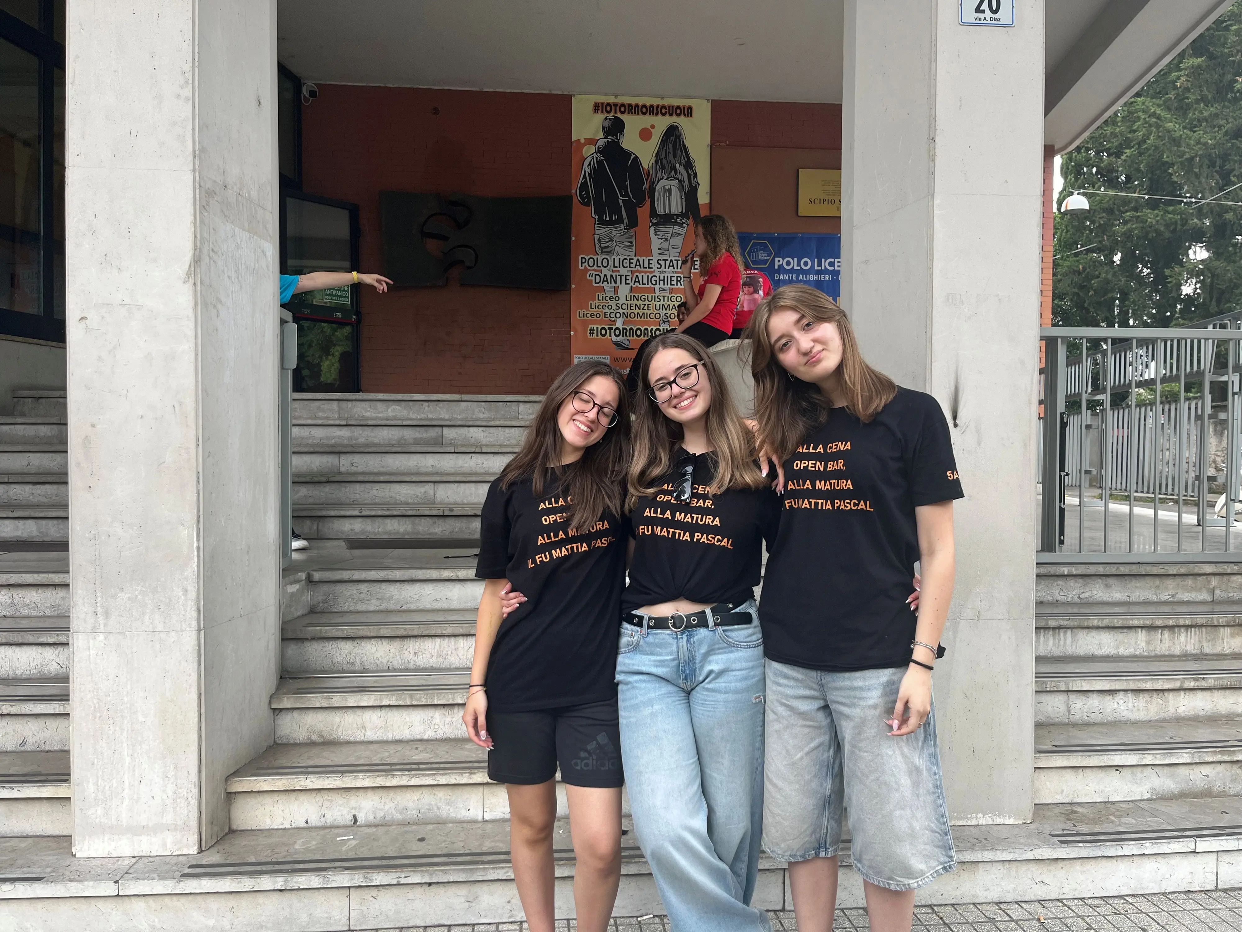 Tre ragazze in quinta al liceo Scipio Slataper