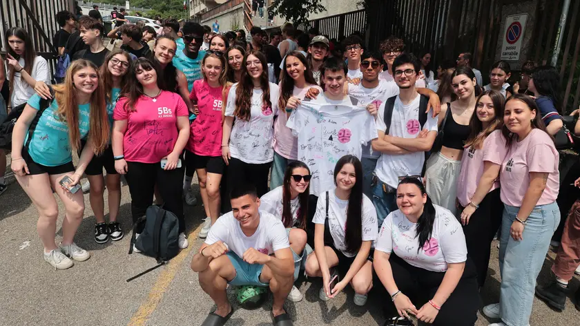 Studenti e studentesse all’ultimo giorno di scuola al Deledda-Fabiani Foto Andrea Lasorte