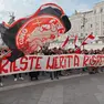 La manifestazione dei tifosi sfilata sotto il Municipio per contestare la proprietà (Foto Andrea Lasorte)