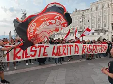 La manifestazione dei tifosi sfilata sotto il Municipio per contestare la proprietà (Foto Andrea Lasorte)