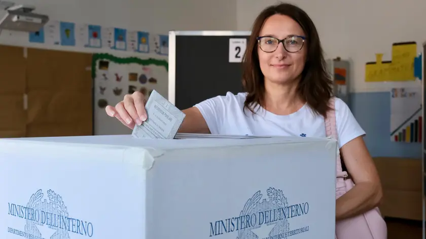 Una donna al voto a Trieste (Silvano)