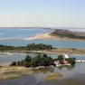 L'isola di Anfora e, in secondo piano, l'isola di Sant'Andrea