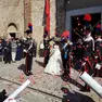 Una coppia di sposi novelli ricevono i saluti militari durante la loro cerimonia nuziale a Grado