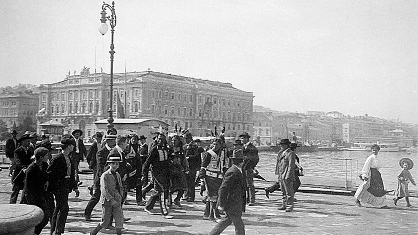 Gli indiani del circo di Bufffalo Bill sul molo San Carlo, nel 1906