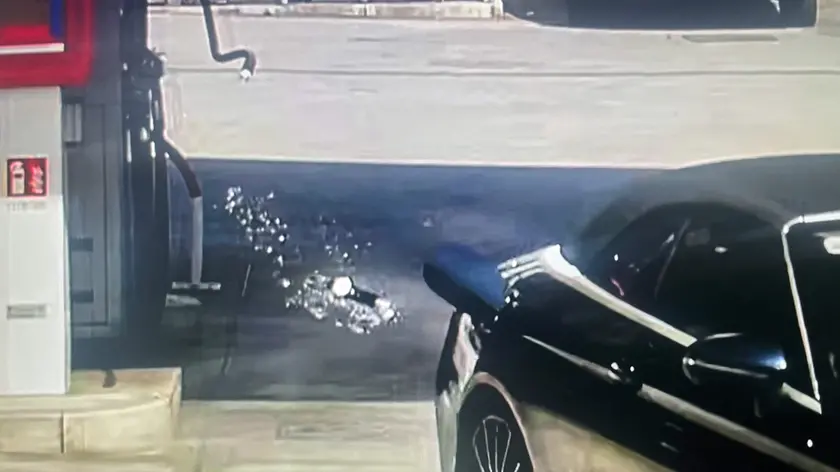 Un frame dell’incidente alla stazione di servizio Esso di piazza Foraggi a Trieste