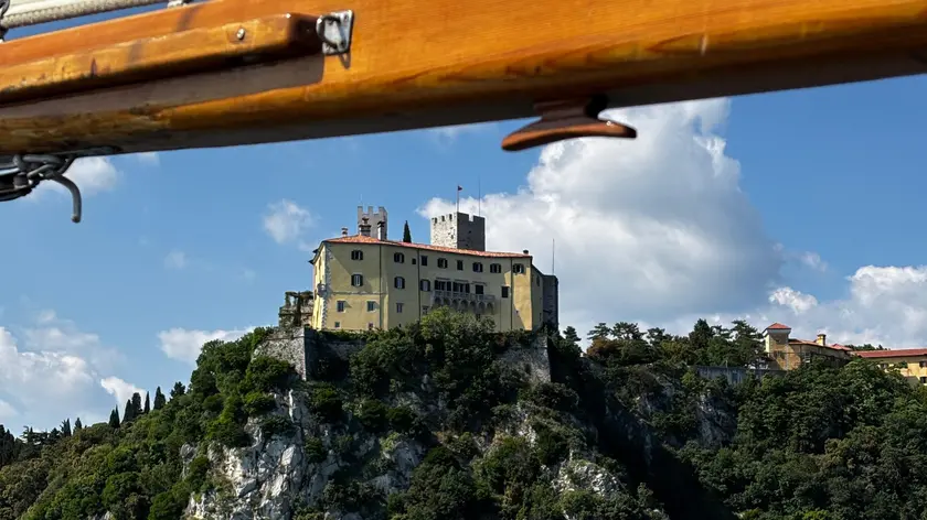 Le bellezze del Carso, i pastori e il verde. In alto a sinistra e in basso le vedute dalla Roberta III al largo di Sistiana e Duino