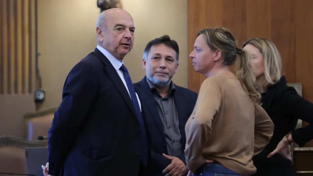 Il sindaco di TriesteDipiazza e l'assessore ai Lavori pubblici Elisa Lodi in primo piano fotografati da Lasorte in Consiglio comunale