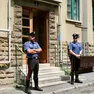 I carabinieri davanti all'ingresso dello stabile di via Giarizzole. Foto Silvano