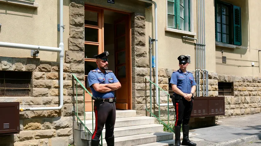 I carabinieri davanti all'ingresso dello stabile di via Giarizzole. Foto Silvano