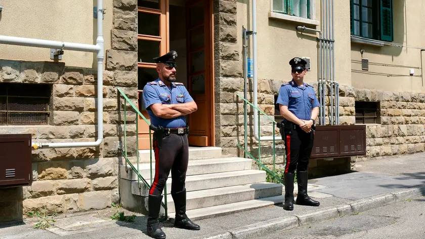 I carabinieri davanti allo stabile di Giarizzole (Silvano)