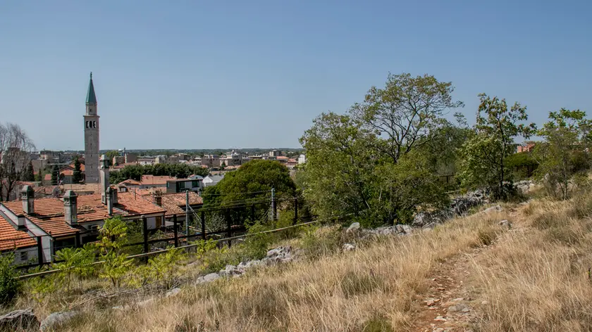 Il Carso monfalconese tra il centro città e la Rocca in una foto d’archivio di Katia Bonaventura