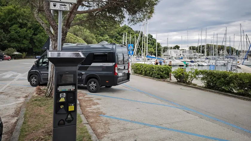 Il parcheggio nella baia di Sistiana (Lasorte)
