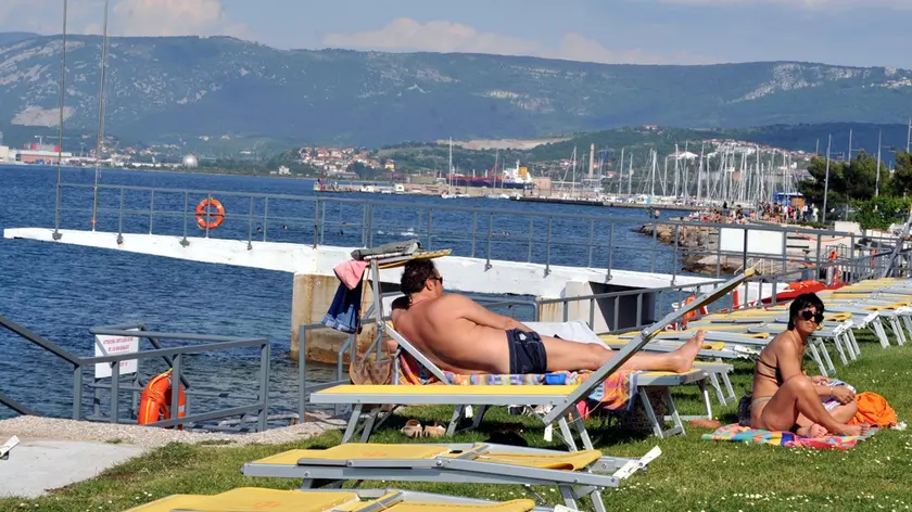 Bagnanti in relax al sole all’interno dello stabilimento di Porto San Rocco in una passata stagione. Foto Francesco Bruni
